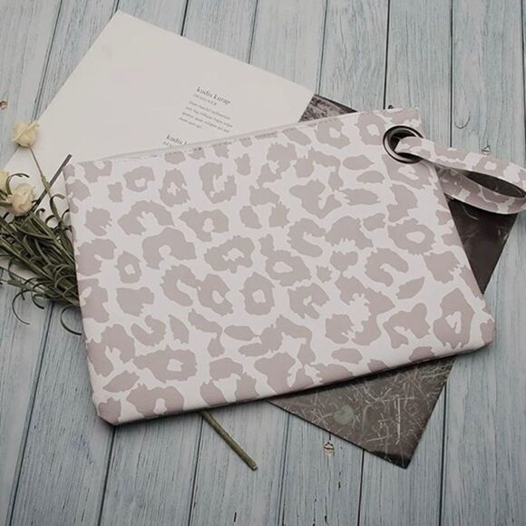 Cute wristlet Leopard Pattern Tan and Cream - Picture 1 of 7